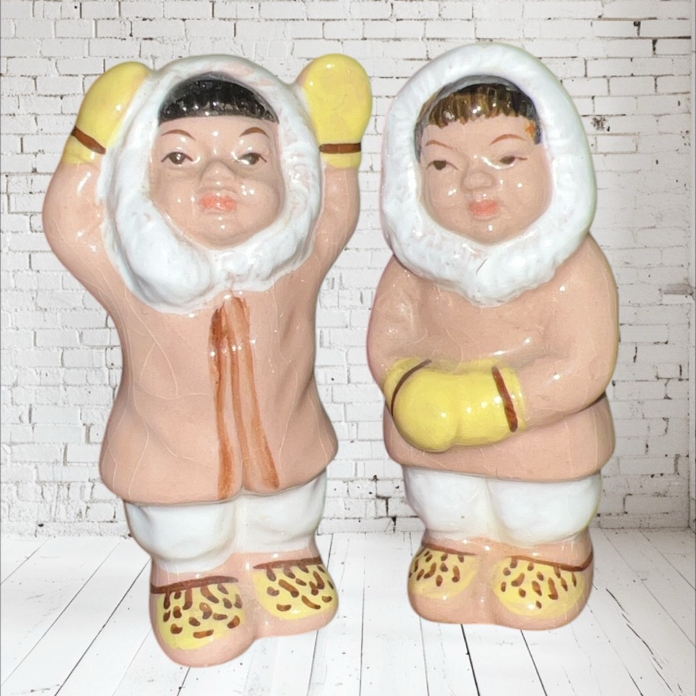 Vtg Kitschy Eskimo Twins Salt and Pepper Shakers Set 1970's Japan  With Stoppers